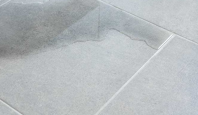 تسرب المياه تحت البلاط بالرياض